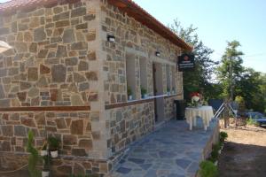 Πέτρινο ιατρείο/εξεταστίριο στο Καρυόφυτο Ξάνθης
