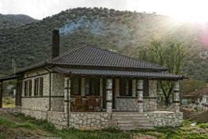 Πέτρινη μονοκατοικία στην Καταβόθρα Πάργας.