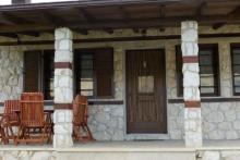 Πέτρινη μονοκατοικία στην Καταβόθρα Πάργας.