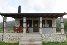 Πέτρινη μονοκατοικία στην Καταβόθρα Πάργας.