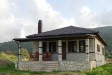 Πέτρινη μονοκατοικία στην Καταβόθρα Πάργας.