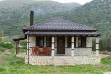 Πέτρινη μονοκατοικία στην Καταβόθρα Πάργας.
