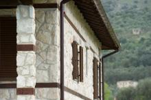 Πέτρινη μονοκατοικία στην Καταβόθρα Πάργας.