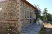 Πέτρινο ιατρείο/εξεταστίριο στο Καρυόφυτο Ξάνθης